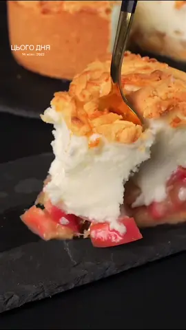 Яблучний пиріг неначе торт. 👇👇👇Інгредієнти: 👇👇👇 ✅ Жовток яйця (3 шт.). ✅ Цукрова пудра (60 г). ✅ Ванільний цукор (1 ч. л). ✅ Сіль (1/4 ч. л). ✅ Вершкове масло (розтоплене) (70 г). ✅ Борошно (200 г) + розпушувач (5 г). ✅ Яблука (з шкіркою) (3 шт.). ✅ Сік лимона (2 ст.л). ✅ Цукор (40 г). ✅ Кукурудзяний крохмаль (1 ст. л). ✅ Сметана чи грецький йогурт (300 г). ✅ Кукурудзяний крохмаль (25 г). ✅ Ванільний цукор (1 ч. л). ✅ Білка яйця (3 шт). ✅ Дрібка солі. ✅ Цукор (130 г) додавати поступово. Приготуємо яблучний пиріг, який виглядає неначе торт. Три яйці. Відділяємо білок від жовтка. До жовтків додаємо 60 грам цукрової пудри, ванільний цукор та дрібку солі. Перемішуємо. Потім додаємо 70 грам вершкового розтопленого масла.  Муку змішуємо з розпушувачем та замішуємо тісто. 1/4 частину тіста покладіть у морозильну камеру на хвилин 20. Іншу частину тіста викладаємо у форму, вона у мене 20 см. в діаметрі, та формуємо дно і бортики. Потім нарізаємо яблука. Збризгуємо соком лимону. Додаємо цукор та кукурудзяний крохмаль. Варимо на повільному вогні 10 хвилин. Змішуємо 300 грам сметани або грецького йогурту разом з кукурудзяним крохмалем та з ванільним цукром. До білків додаємо дрібку солі та взбиваємо поступово додаючи цукор. Об‘єднуємо сметанний крем разом з білковим.  Після чого викладаємо яблука та крем. Зверху натираємо на крупні терці залишений кусочок тіста. Випікаємо 40 хвилин при 180°С градусах. Готовий пиріг залишіть вистигати на 30 хвилин. А потім смакуйте з задоволенням. #цьогодня 