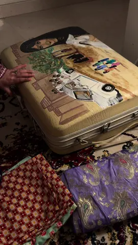 العيد) رسمته على حقيبة سفر ڤنتج ملامح امرأة من الماضي، وذكريات ما زالت تسافر معنا. 📸💙  @دكان الطيبين 💙 . . .  . . . #سفر #ڤنتج #رسم #تراث #اكسبلور  ⁩⁩