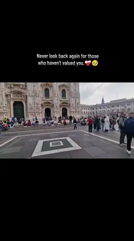 Never look back again for those who haven't valued you❤️‍🩹🇪🇺🇮🇹 #italygirl🇮🇹 #italy #itlaywale🇮🇹🇵🇰 