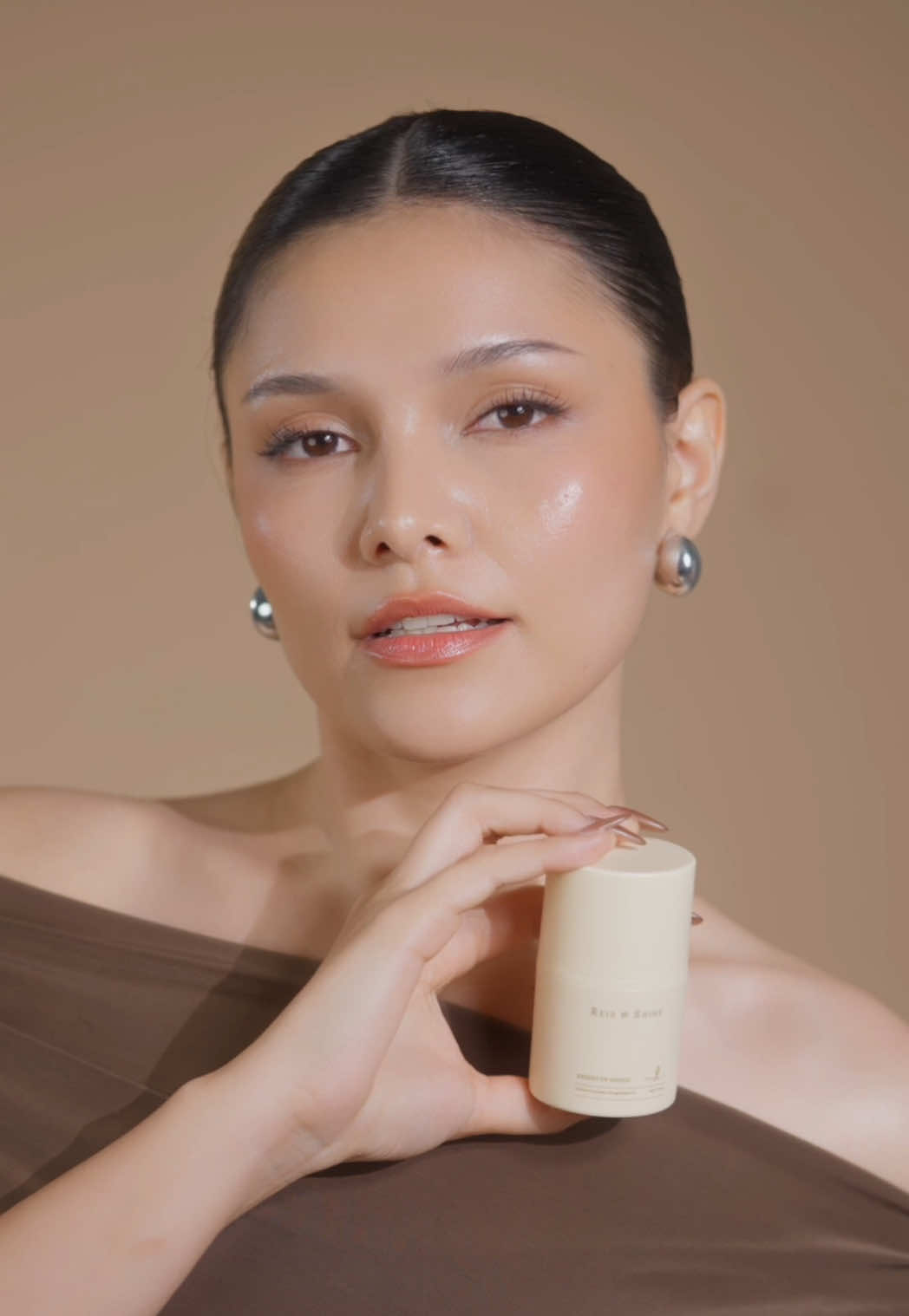 Powered by 2% Niacinamide, Rice Extract, and Zinc PCA, Desert UV Shield protects, brightens, and balances without the weight, without the cast. 🌵🤎 #reizandshine 