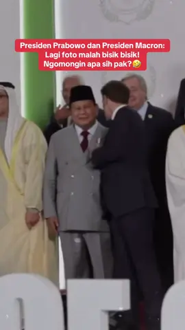 Ayo coba tebak, Presiden Prabowo dan Presiden Emmanuel Macron lagi ngobrolin apa saat sesi foto di KTT Perdamaian Gaza? Sampe ditegur Presiden Amerika Serikat Donald Trump loh!🤣 #prabowo #donaldtrump #emmanuelmacron #gaza #kttgaza 