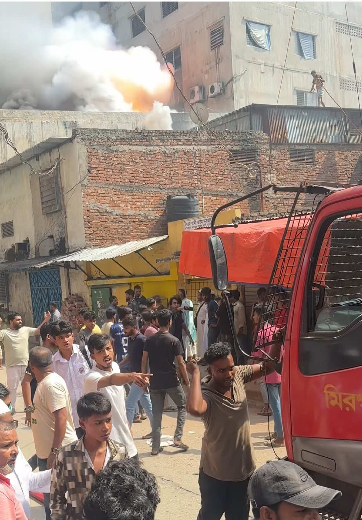 মিরপুর-২ শিয়ালবাড়ি শিল্প এলাকা ৩ নং রোডে এক কেমিক্যাল ফ্যাক্টরিতে ভয়াবহ আগুন
