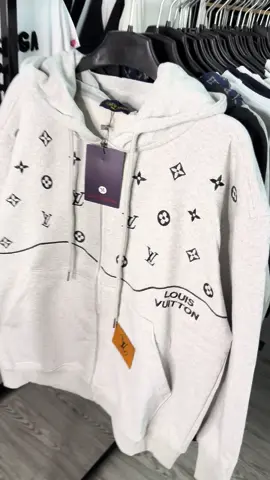 Hoodie lv cập nhật thêm mẫu hot hòn họt luôn ạ .đủ sizee cho ae chọn lựa #jetsaigon #hoodie #lv 