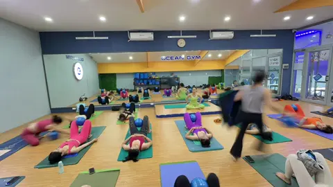 Yoga cùng mini ball chủ đề phục hồi cơ sàn chậu, cơ sàn chậu là gì vì sao cần phải phục hồi cơ sàn chậu? Cơ sanf chậu là “võng cơ” nâng đỡ các cơ quan vùng chậu, bao gồm: 	•	Bàng quang (cơ quan chứa nước tiểu) 	•	Tử cung (ở nữ) hoặc tuyến tiền liệt (ở nam) 	•	Trực tràng ⸻ 🧠 Chức năng chính của cơ sàn chậu 	1.	Nâng đỡ các cơ quan vùng chậu, giữ chúng ở đúng vị trí. 	2.	Kiểm soát việc tiểu tiện và đại tiện: co thắt giúp nhịn tiểu/đại tiện, và giãn ra khi đi vệ sinh. 	3.	Hỗ trợ trong sinh hoạt tình dục: góp phần tạo cảm giác, tăng khoái cảm và hỗ trợ lưu thông máu vùng chậu. 	4.	Ổn định vùng trung tâm cơ thể (core): làm việc cùng cơ bụng, cơ lưng và cơ hoành để giữ tư thế và giảm áp lực lên cột sống. ⸻ 👩‍⚕️ Khi cơ sàn chậu yếu hoặc bị tổn thương có thể gây: 	•	Tiểu són, tiểu gấp hoặc tiểu không kiểm soát 	•	Sa tử cung hoặc sa bàng quang (ở nữ) 	•	Giảm khả năng kiểm soát hậu môn 	•	Đau hoặc giảm khoái cảm khi quan hệ 	•	Đau vùng thắt lưng hoặc vùng chậu mãn tính #yogawithhuong #yogaday #yoga 