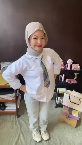 💕 Clean outfit, soft aura — siapa yang setuju kemeja polos tuh underrated? 😍 #OOTDClassy #cewekkeren 