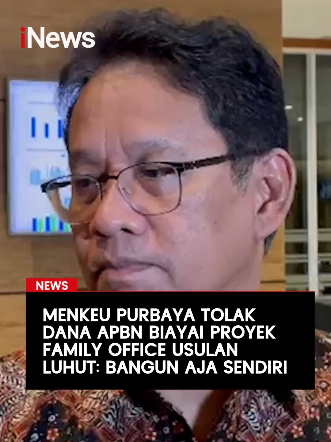 Menteri Keuangan Purbaya Yudhi Sadewa menolak membiayai proyek family office yang tengah digodok Ketua Dewan Ekonomi Nasional (DEN) Luhut Binsar Pandjaitan menggunakan APBN. Menurutnya, ia enggan terlibat lebih jauh dengan proyek tersebut.  “Saya sudah dengar lama isu itu, tapi biar saja. Kalau DEN bisa bangun sendiri, ya bangun saja sendiri. Saya anggarannya nggak akan alihkan ke sana. Saya fokus,” ujar Purbaya saat ditemui di Kantor Pusat DJP, Jakarta, Senin (13/10/2025). #MenkeuPurbaya #PurbayaYudhi #Luhut #APBN #FamilyOffice #iNews