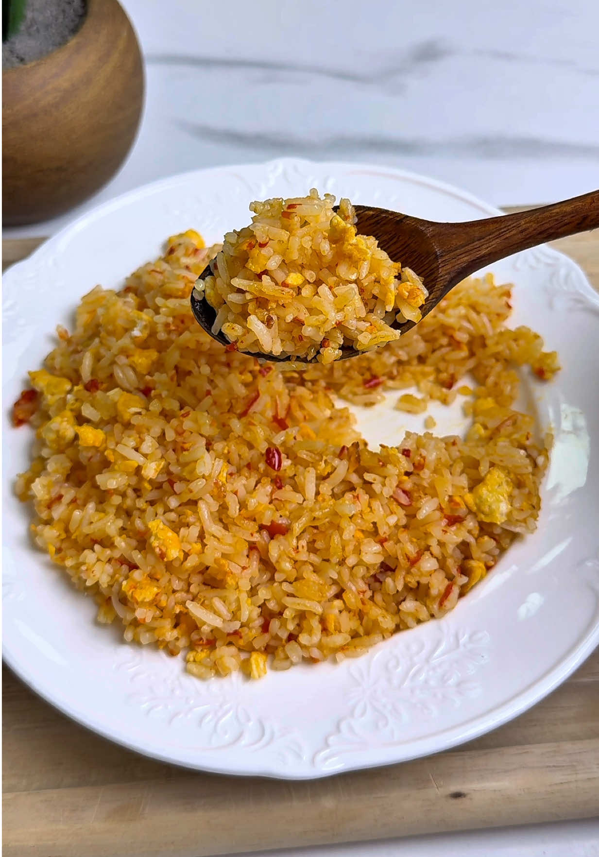 NASI GORENG BUTTER Bahan-bahan : ✨Bawang putih ✨Cili merah besar  ✨Cili padi (jika nak pedas) ✨Butter ✨Telur ✨Nasi sejuk  ✨Garam secukupnya Cara-cara : 📍Tumbuk & kisar kasar bawang putih, cili merah & cili padi.  📍Panaskan butter, masukkan bahan tumbuk. Tumis sehingga naik bau.  📍Masukkan telur. Kacau perlahan sehingga telur masak.  📍Masukkan nasi & perasakan dengan garam. Goreng sebati.  📍Tambah sikit butter lagi. Goreng sehingga nasi garing.  📍Siap. Mudah dan pantas. Semestinya sedap 😋  Selamat mencuba 🍛 #didapuryana #nasigoreng #nasigorengbutter #friedrice #butterfriedrice 