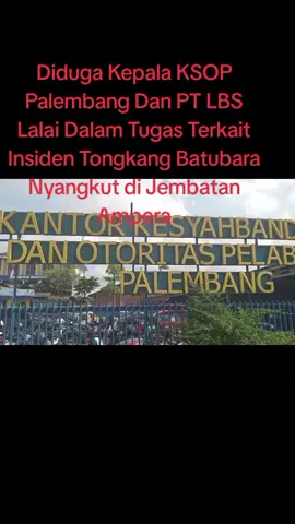 Palembang, - Massa Suara Informasi Rakyat Sriwijaya (SIRA) menggelar aksi demo di Depan Kantor Kesyahbandaran dan Otoritas Pelabuhan (KSOP) Kelas I Palembang, Selasa (14/10/25). Aksi tersebut digelar terkait adanya dugaan kapal tongkang batubara yang over kapasitas atau ketinggian muatannya tidak sesuai dengan aturan. Hal ini ungkap oleh Direktur Eksekutif SIRA, Rahmat Sandi SH SE, yang mengatakan bahwa angkutan batubara di Sumatera Selatan (Sumsel) bukan hanya mengganggu transportasi di jalan darat namun juga di Sungai Musi. “Kita tahu Sungai Musi yang panjangnya sekitar 750 kilometer, tak luput dari aktifitas angkutan batubara yang menggunakan kapal tongkang,” katanya. ia beberkan bahwa selama 20 tahun terakhir, sudah beberapa kali tiang jembatan Ampera yang berada di Kota Palembang dan rumah warga yang rusak, akibat dari kelalaian dan kapal-kapal tongkang pengangkut batubara yang over kapasitas. “Seperti baru-baru ini telah terjadi kapal tongkang batubara yang diduga Over Kapasitas dengan ketinggian muatan lebih dari 8 meter yang dikawal oleh kapal pandu salah satu BUP (Badan Usaha Pelabuhan) yang diduga milik PT. Krakatau Bandar Samudera (KBS),” bebernya Rahmat saat melakukan orasi. Lanjut Rahmat terangkan bahwa sering tertabraknya tiang Jembatan Ampera oleh tongkang bermuatan batubara ini diduga karena operasi tongkang melanggar dan tidak mematuhi yaitu -Surat Keputusan Kepala kantor KSOP Kelas I Palembang Nomor : PP.302/3/1/KSOP.PLG-2024 tanggal 31 Juli 2024, tentang Standar Operasional Prosedur Pelayanan Pemanduan dan Penundaan Kapal Di Perairan Wajib Pandu Kelas I pada Wilayah Peraiaran Pelabuhan Palembang Provinsi Sumsel. -Peraturan Walikota Palembang Nomor : 79 Tahun 2016 Tentang Wajib Penundaan /Pandu Bagi Kapal/Tongkang Yang Melintasi di Bawah Jembatan Ampera. “Surat Keputusan tersebut sudah sangat jelas kegunaannya adalah untuk melindugi jembatan Musi II, Jembatan Musi VI, Jembatan Ampera, dan Jembatan Musi IV dari gangguan aktivitas kapal tongkang yang melintas dibawahnya,” terangnya. Lebih lanjut dia ungkapkan bahwa Surat Keputusan Kepala KSOP Kelas I Palembang tersebut diduga tidak berjalan dengan baik. “Hal ini, karena kami melihat, fungsi pengawasannya tidak maksimal dan tidak adanya penegakkan hukum yang jelas terhadap para pemilik kapal yang melanggar aturan tersebut, sehingga sering terjadinya insiden,” ungkapnya Rahmat. Oleh karena itu dalam hal ini, pihaknya hari ini, menyampaikan beberapa tuntutan didepan kantor yang merupakan lembaga pemerintah di Pelabuhan yang mempunyai tugas melaksanakan pengawasan dan penegakkan hukum dibidang keselamatan dan keamanan pelayaran. Dalam tuntutan tersebut pihaknya mendesak Menteri Perhubungan melalui Direktorat Jenderal (Dirjen) Perhubungan Laut untuk mencopot dan mengganti Kepala KSOP Kelas I Palembang dari Jabatannya dengan yang lebih berkompeten. “Kami mendesak Kepala KSOP Kelas I Palembang untuk mengundurkan diri dari Jabatan, yang diduga lalai dalam melakukan fungsinya sebagai pengawasan terhadap kapal-kapal pandu/tunda yang mengawal aktivitas kapal di perairan sungai musi,” ucapnya. “Selain itu kami juga mendesak Kepala KSOP Kelas I Palembang, PT. KBS sebagai BUP (Badan Usaha Pelabuhan) pemilik kapal pandu dan perusahaan pemilik batubara untuk bertanggung jawab atas insiden kapal tongkang batubara yang diduga Over Kapasitas sehingga nyangkut diatas jembatan ampera yang terjadi baru-baru ini,” tandasnya Rahmat . (*) #ksoppalembang  #sumsel  #ksop  #palembang  #viraltiktok 