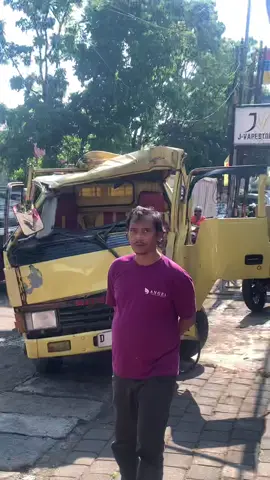 #infobandung terjadi kecelakaan di jl. margacinta sekitar jam 2 siang, diduga karena pengemudi tunduh. . Disusul dengan driver ojol menabrak bujur mobil diduga karena deiver ojol tersebut berkendara dengan kecepatan yang cukup tinggi sehingga tidak sempat menghindar, menyebabkan patah kaki dan sudah dilarikan ke rumah sakit oleh ambulan.