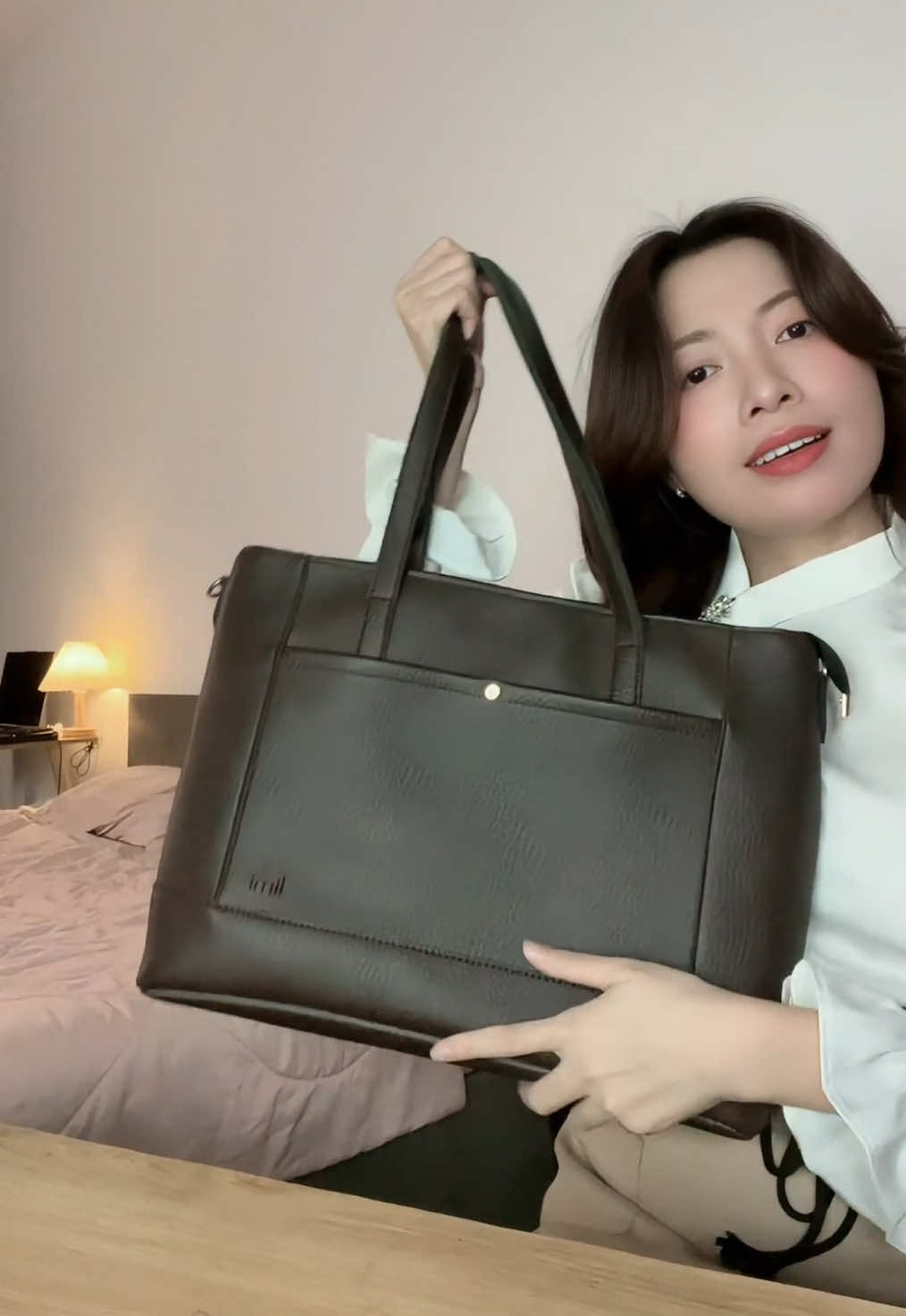 Túi xách công sở đựng được laptop 15.6 inch luôn ih #limi #tuixachcongso #tuixachnu #tuidunglaptop #tuitote 