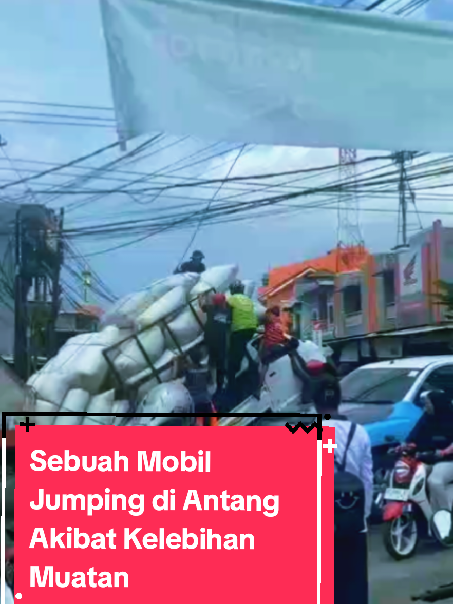mobil Pickup jamping Akibat kelebihan muatan.  lokasi Antang. #makassar #fypシ゚ #lewatberanda #fyp #videolucu 