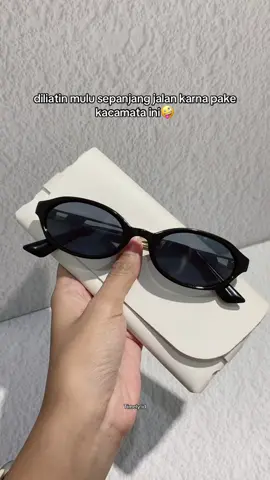 jadi gini rasanya diliatin🤩 #fyp #kacamatafashion #kacamatawanita #kacamataantiradiasi #kacamatay2k 