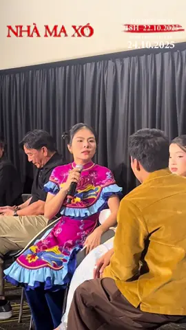 Chị bán rau Vân Trang chửi anh thợ sửa khoá Lâm Thanh Nhã không kịp vuốt mặt 🤣 🎬 Nhớ đừng quên NHÀ MA XÓ có SUẤT CHIẾU SỚM từ 18g00 ngày 22.10.2025 và chính thức khởi chiếu 24.10.2025 tại các rạp trên toàn quốc nha #NhaMaXo #VanTrang #LamThanhNha  #chibanrau #Muado  