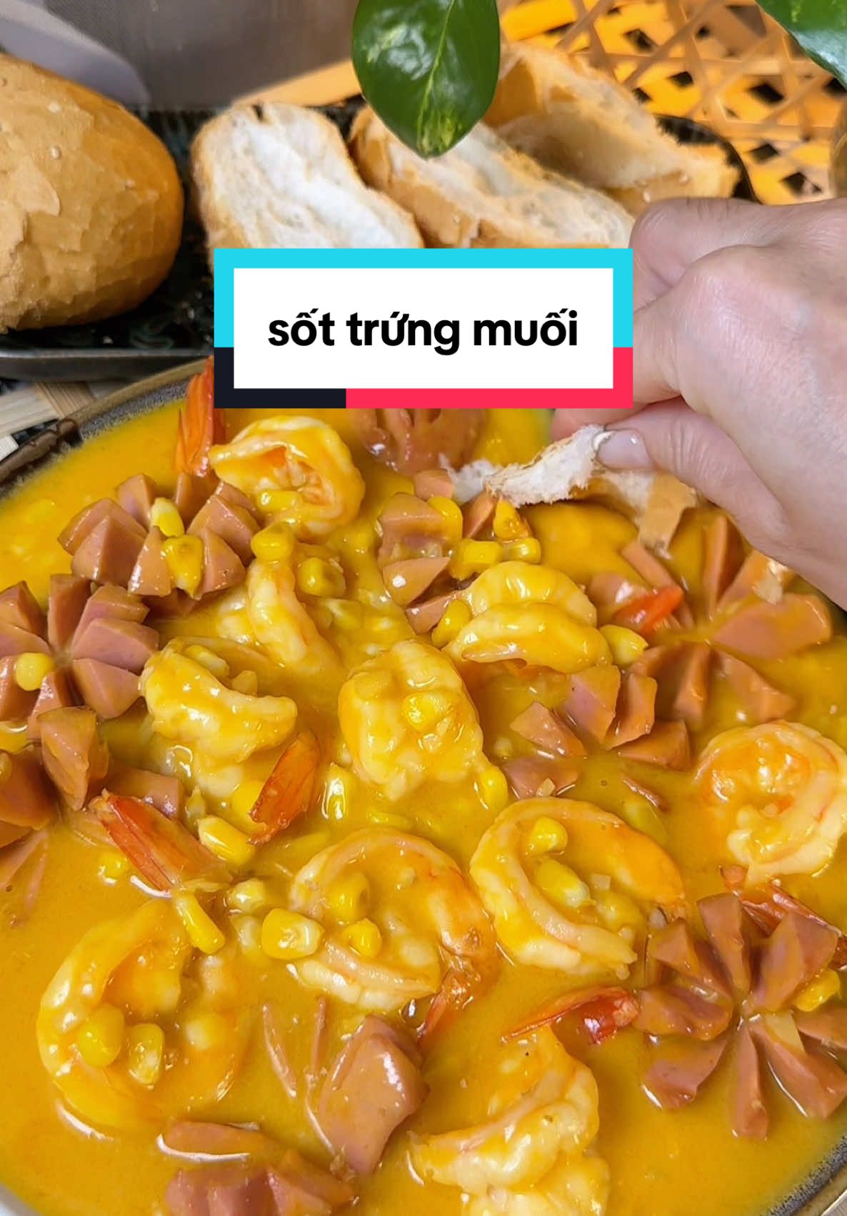 cái sốt thơm ngon vị vừa ăn, ngọt mặn beo beo rất là hấp dẫn cuối tuần mấy c làm món này cho mấy bạn nhỏ nghen #food #ancungtiktok #duyenoioi #reviewfood #thichcay #sottrungmuoihoangkim #sotbotoi 