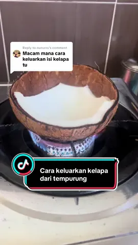 Replying to @nunurrs Mula2 gigih cungkil. Rupanya ada cara mudah. Hahaha. Pasni pun boleh la nak parut kelapa sendiri lagi laa😆  #tipsdapur #kelapa #LifeHack 