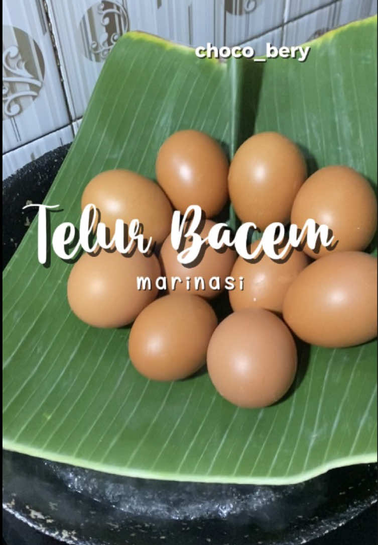 Rebus- ungkep- sabar nunggu bumbu meresap!! harumnya telur bacem bikin nostalgia, aromanya bikin laper 😋  TELUR BACEM MARINASI BAHAN 1: * 600 ml Air * 3 SDM Kecap Manis * 1 Sachet Desaku Marinasi * ½ SDT Ladaku Merica Bubuk * 1 Kantong Teh Celup (teh hitam) BAHAN 2: * 10 Butir Telur Rebus (kupas) * 2 SDT Desaku Bawang Putin Bubuk Cara membuat: 1. rebus telur selama 10 menit tambahkan 1 sdt cuka makan, diamkan sampai dingin lalu kupas satu persatu. 2. Rebus BAHAN 1 sampai mendidih. 3. Setelah mendidih, angkat/keluarkan kantong teh. 4. Kecilkan api lalu masukkan telur dan Desaku Bawang Putih Bubuk, rebus selama 15 menit dengan panci tertutup. 5. Sajikan. #telurbacemmarinasi #telurbacem #resepsatset #resepbacem #masakanrumahan lebih sedikit