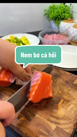 Nghĩ làm làm, mà làm thì ngon hơn tưởng tượng. + 1 món cho ai không biết ăn cá hồi sống nha #mesausoc #nembocahoi#xh