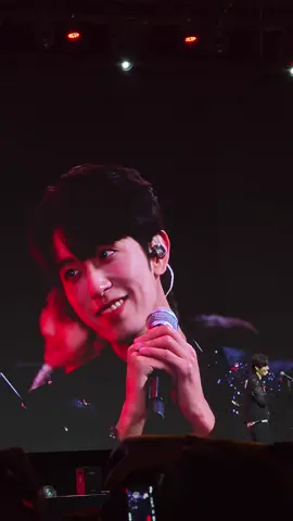 ขอพื้นที่ขิงสัก10ไร่ค่ะ นี่โคตรโชคดีเลยตอนโฟโต้กรุ๊ป4:10 เราเป็นคนที่10และได้นั่งข้างพี่เพ่ย(คนที่1นั่งข้างอาซิงที่เหลือยืนข้างหลัง) พี่เพ่ยระยะประชิดไหล่ชนไหล่คือหล่อมาก ยิ้มสวย ตาหวาน หน้าเล็กม๊ากกกก หน้าหล่อคมแต่ผิวขาวจั๊วเลย แถมเสียงก็หล่อทุ้มน่าฟังสุดๆ ตอนพูดภาษาอังกฤษคือเสียงหล่อม๊าก ได้คุยกับพี่เพ่ยหลายประโยคเลย เสียงหล่อๆของพี่เพ่ยยังอยู่ในความทรงจำอยู่เลย ขอบคุณที่เข้ามาเป็นอะไรหล่อๆในชีวิตนะคะ ชีวิตโคตรคอมพลีท ฝันที่ไม่กล้าฝันสุดๆ #D4FerventBKK  #DesireTheSeries  #หลี่เพ่ยเอิน #LiPeiEn #SeeKyLi 