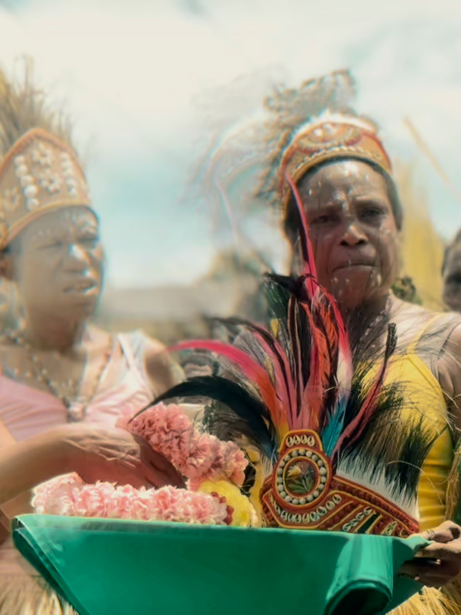 Penyambutan Komandan Batalyon Infanteri Teritorial Pembangunan 809/NTM Sambutan hangat dari Kepala suku dan masyarakat Kab.Sarmi untuk Komandan Yonif TP 809/NTM. Letkol Inf Jeffy Satriansyah S.Hub.Int Dan penerimaan sebagai anak adat adalah simbol kepercayaan penuh dari masyarakat. Komitmen tugas diiringi restu leluhur. TNI Kuat, Bersama Rakyat. #fypp #tniindonesia🇮🇩#kodamcendrawasih#brigif80 #tniad #fyp  @Pusat Penerangan TNI @Kodam 17 Cenderawasih 