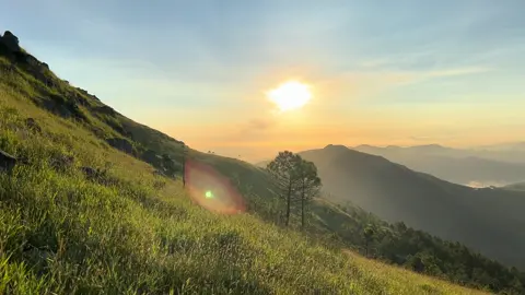 Không có tiếng còi xe, chỉ có tiếng gió, tiếng côn trùng và tiếng thở hì hục 🤪🤪#nuithanhdang #chuabavang #tiktoktravel #viral #Dếtrũi 