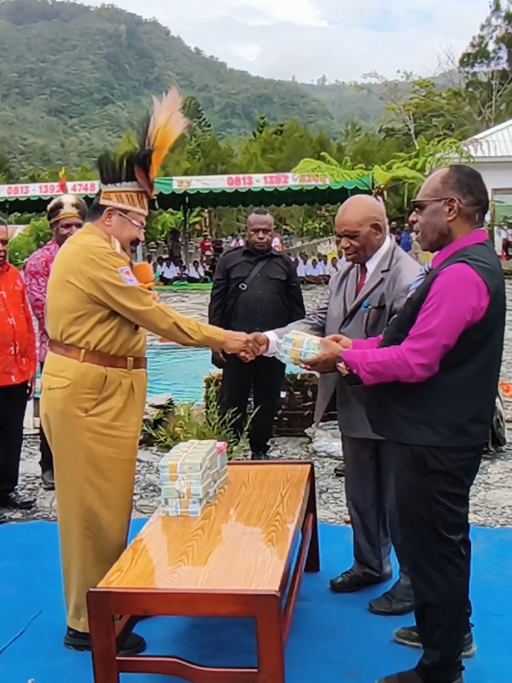 Menghadiri Pembukaan Konferensi GIDI Wilayah Bogor Ke - VII Tahun 2025 yang dilaksanakan di Distrik Kelila, Mamberamo Tengah, 14 Oktober 2025. Dalam kesempatan itu Gubernur Papua Pegunungan Dr.(HC) John Tabo, SE.,M.BA dan seluruh kader GIDI di Pemerintah Provinsi Papua Pegunungan juga menyerahkan bantuan dana 500 juta dan 2 ton beras untuk mensukseskan seluruh kegiatan.  #papuapegunungan #johntabo #kadergidi #gidi #konferensigidi 