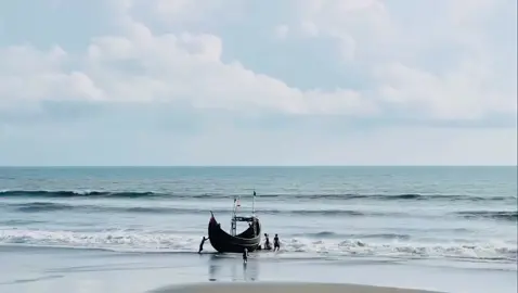 ভুল মানুষ বলতে কিছু হয় না। আমরা যে মানুষটিকে ভালোবাসি, যতক্ষণ পর্যন্ত সে মানুষটি আমাদের জীবনে থাকে, অনুভূতি জড়িয়ে থাকে ততক্ষণ সে মানুষটিকে ভুল মনে হয় না। কিন্তু যখনসে হারিয়ে যায়। দূরত্ব সৃষ্টি হয়, গুরুত্ব কমে যায় তখন আমরা বলি ভুল মানুষ। আচ্ছা, যদি সে ভুলই হতো তবে কি এই ভালোবাসার মতন ভয়ংকর অনুভূতির জন্ম তোমার মনে কখনো জন্মাতো জন্মাতো না। 