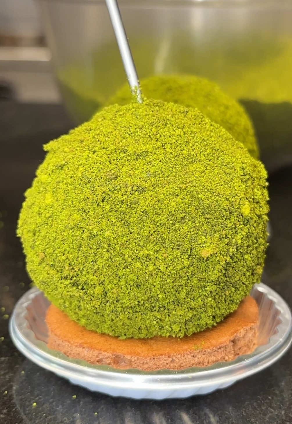 抹茶の可愛いムースケーキ ◎ ヴェールムース  770円 ピンクグレープフルーツのジュレとムースにキャラメルのコクを合わせた程よい苦味が特徴的な久和利の抹茶を使用したムースケーキ！ 見た目はまんまるで可愛く、 食感はふわっふわで味のバランスが良くペロンと食べてしまうほど絶品スイーツでした！ 【店舗】hannoc 【住所】大阪府大阪市北区万歳町４−１２ 浪速ビル 西館 1F 【営業時間】11:00-21:00、金土11:00-22:00 【定休日】不定休 【予算】￥1,000-¥2,000 【Matcha Mousse Cake】 ◎ Veil Mousse – ¥770 A cute matcha mousse cake made with Kuwari matcha, known for its refined, balanced bitterness. Inside, layers of pink grapefruit jelly and grapefruit mousse blend beautifully with a touch of rich caramel, creating a perfect harmony of sweet and slightly bitter notes. Its round, adorable shape and fluffy texture make it irresistibly light — you’ll finish it before you know it! 🍵🍰 【Shop】 hannoc 【Address】 1F Naniwa Building West, 4-12 Banzai-cho, Kita-ku, Osaka 【Hours】 11:00–21:00 (Fri & Sat until 22:00) 【Closed】 Irregular holidays 【Price Range】 ¥1,000–¥2,000 #大阪グルメ #japanesefood #tiktokfood 