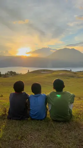 Jangan cepat gede ya dek, dewasa gaenak wkwkwk, nikmati masa kecilmu dengan eksplore alam hahaha. Bukit jalangan area ngesunset terbaik samosir, perpaduan sabana,danau,pegunungan dan sunset ketika cuaca cerah,the best emang. Cek informasi dan peraturan di  ig: @bukit_jalangan  ya #danautoba #fyp #samosir #beranda #masukberanda 