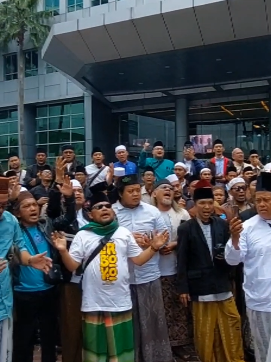 Walaupun hati tersakiti dan terdzolimi Alumni dan Santri Lirboyo Jabotabek tetap tertib dan kondusip dalam menyuarakan kekecewaan terhadap stasiun TV @officialtrans7  #boikottrans7 #santri #himasallirboyo #lirboyo #pondokpesantren 