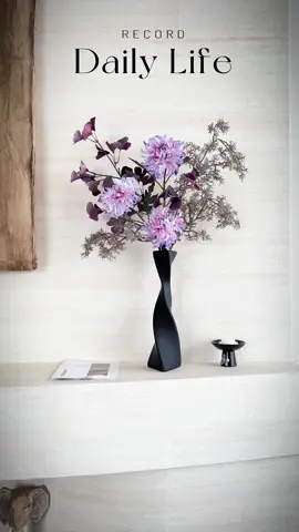 Hoa phi yến tím e bán cả hoa và bình k tách lẻ , hoa lụa trang trí phòng khách rất nghệ thuật và sáng tạo rất ân tượng và siêu xinh ạ, tranh trí cạnh tủ ti vi rất đẹp ạ