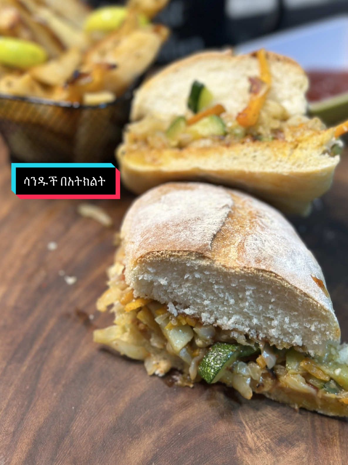 አፋኝ @Melegna መለኛ  የአትክልት ሳንዱች  ይህ የአትክልት ሳንዱች እርጥብ ለሰለቻችሁ ቆንጆ አማራጭ እንደሚሆን አንጠራጠርም ፤ ቤት ውስጥ ባላችሁ የአትክልት ግብዓቶች እና በአነስተኛ ወጪ ስለሚዘጋጅ ሁላችሁም እንድትሞክሩት እንጋብዛቹሀለን ፡፡ የሚያስፈልጉ ግብዓቶች  - 200 ግራም ጥቅል ጎመን  - 1 ተለቅ ያለ ካሮት  - ግማሽ ፍሬ ዝኩኒ  - 1 ፍሬ ድንች  - 1 ፍሬ ቃሪያ  - 1 ፍሬ ቀይ ሽንኩርት  - ውሃ አትክልቶቹን ገንፈልገ ለማድረግ  - 3 የሾርባ ማንኪያ ዘይት አትክልቱን ለመጥበስ  ማጣፈጫ ቅመሞች  - 1 የቡና ማንኪያ የነጭ ሽንኩርት ዱቄት  የነጭ ሽንኩርት ዱቄት ከሌላችሁ እርጥቡን ነጭ ሽንኩርት ተጠቀሙ  - ግማሽ የቡና ማንኪያ ጥቁር ቁንዶ በርበሬ  - 1 የቡና ማንኪያ የሮዝሜሪ ዱቄት  - የምትፈልጉትን ያህል ጨው  - ትንሽ ቃጠል እንዲያደርግ 1 የቡና ማንኪያ የቀይ ቃሪያ ዱቄት  ማስገባት ወይም አንደ ቅያሪ መጠቀም የምትችሉት የአትክልት ግብዓት  - ቆስጣ  - ጎመን  - ቀይስር  ማባያ ስልስ  - ዳጣ  - ማዮኔዝ  -  ዳጣ በሚጥሚጣ #foryou #ethiopian_tik_tok🇪🇹🇪🇹🇪🇹🇪🇹 #habeshatiktok #oromotiktok #amharatiktok 