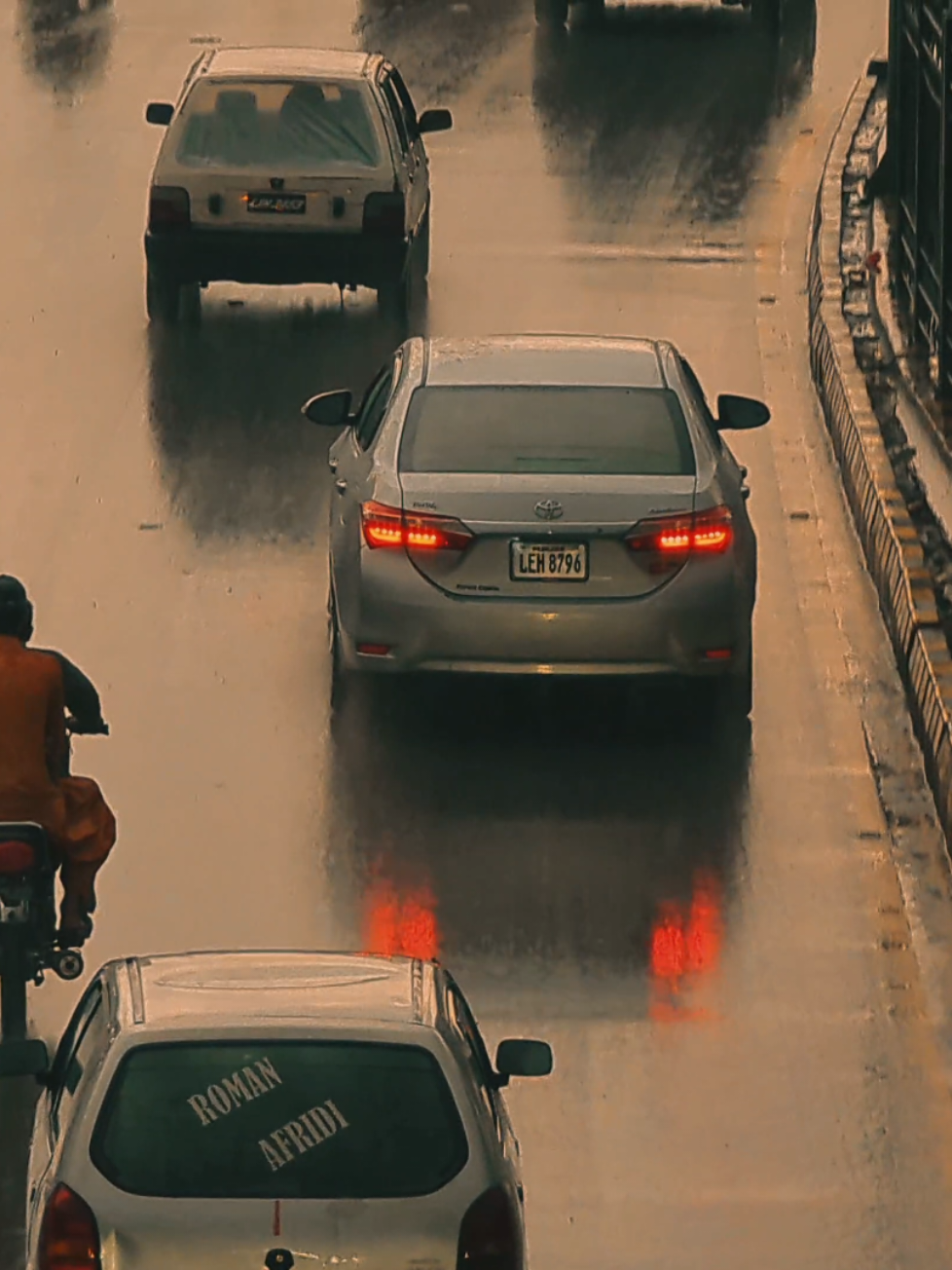 Life In PESHAWAR Is Like 🫰🏻❤️☁️ ایک مدت سے تجھے ورد میں رکھا جس نے  وہ محبت میں قلندر بھی تو ہو سکتا ہے ! تیرے کوچے میں جو آیا ہے غلاموں کی طرح اپنی بستی کا سکندر بھی تو ہو سکتا ہے ! 🫰🏻❤️🫰🏻 👉🏻Shoot On @Google Pixel  7 Pro  👉🏻 Edit On @CapCut   . . . #peshawar #pekhawar #trendingreels #Cinematography #rain 