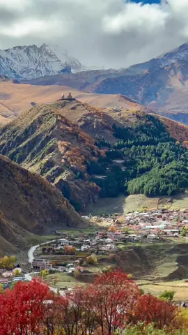 #mountain #kazbegi #kazbegiview #travelingeorgia #georgia #ყაზბეგი #fyp 