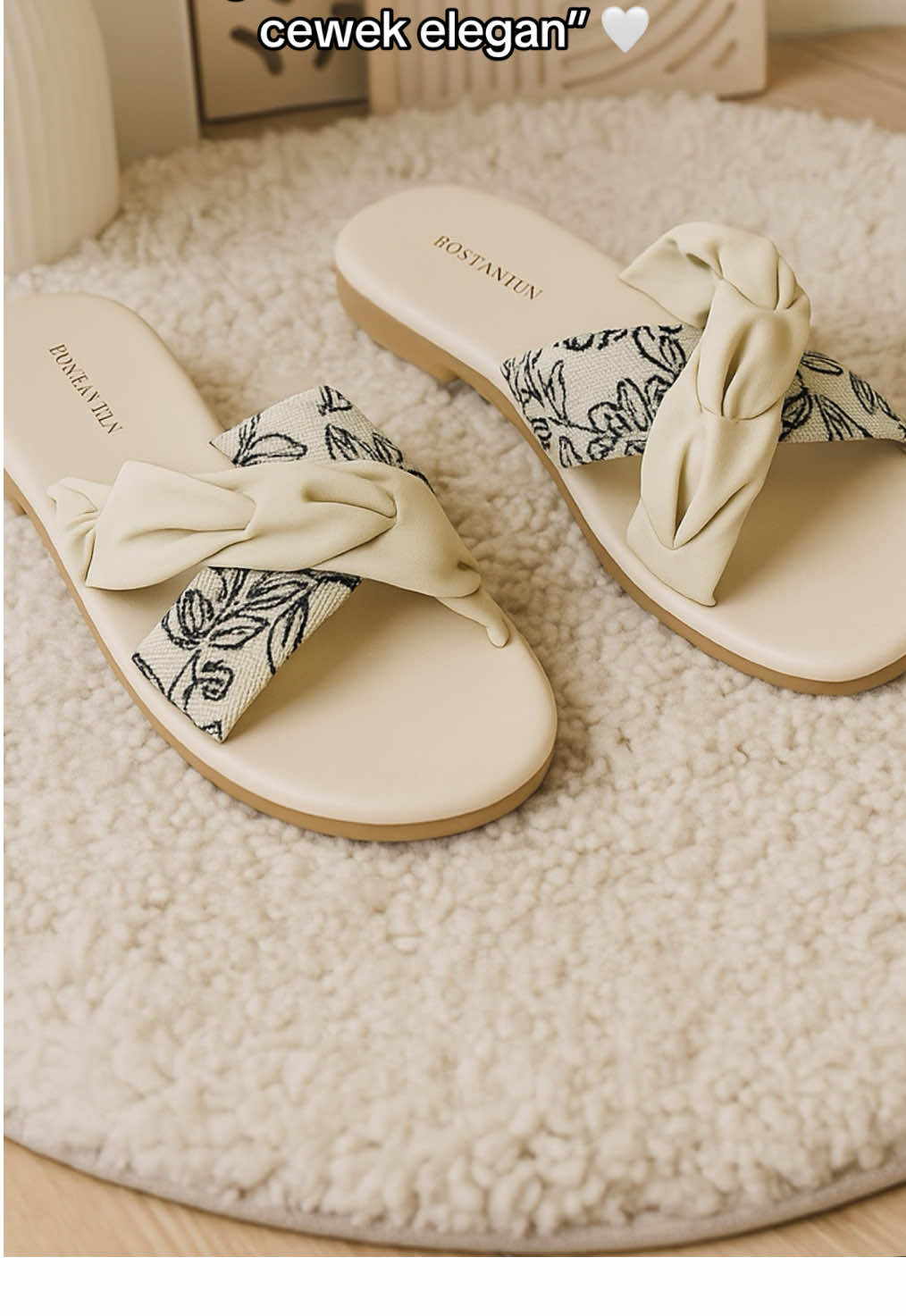 ✨ Elegan tanpa ribet, cantik tanpa berusaha. Sandal BOSTANTEN Knotted Chic ini dibuat untuk kamu yang suka tampil anggun tapi tetap simple. Kombinasi warna ivory dan motif floral-nya bikin look kamu lebih berkelas — cocok buat ngopi cantik, jalan santai, sampai outfit OOTD! 🌿 👡 Super comfy & ringan dipakai seharian 💐 Desain kekinian, mudah dipadu-padankan 💎 Kualitas premium, terlihat classy dari setiap sisi Ready warna netral yang timeless — yuk jadi yang pertama tampil #ChicWithBostanten🤍  #OOTDInspo #SandalKekinian #AestheticLook #FYPfashion 