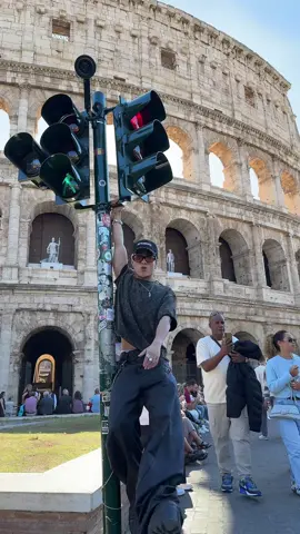 Trying to get a clean shot but people said ‘not today’ 😂 #Rome 