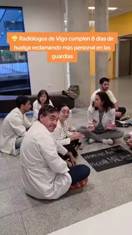 😷☝️Ocho días sin descanso. Los radiólogos de Área Sanitaria de Vigo siguen en huelga indefinida para exigir más personal en las guardias. ‼️ Denuncian que la plantilla lleva 3️⃣5️⃣ años sin ampliarse, mientras la carga de trabajo ha crecido más de un 60% ⚠️ El sindicato médico O Mega reclama una respuesta inmediata para garantizar la calidad asistencial y evitar el colapso del servicio #Vigo #SanidadPublica #Huelga #Radiologia Más ℹ️nformación en www.vigoalminuto.com