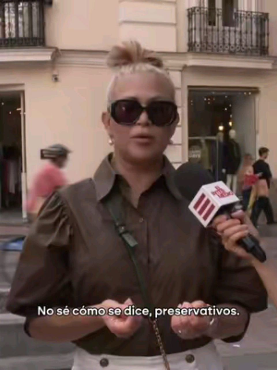 👀 Con motivo del Día de la Hispanidad, Thais Villas ha dedicado la nueva entrega de su sección 'Barrio rico, barrio obrero' a la comunidad latina. #ThaisVillas #latinos #quéver #teleentiktok Puedes ver el programa completo en #atresplayer 📲 Sigue a laSexta en Google Discover desde el enlace de nuestra bio