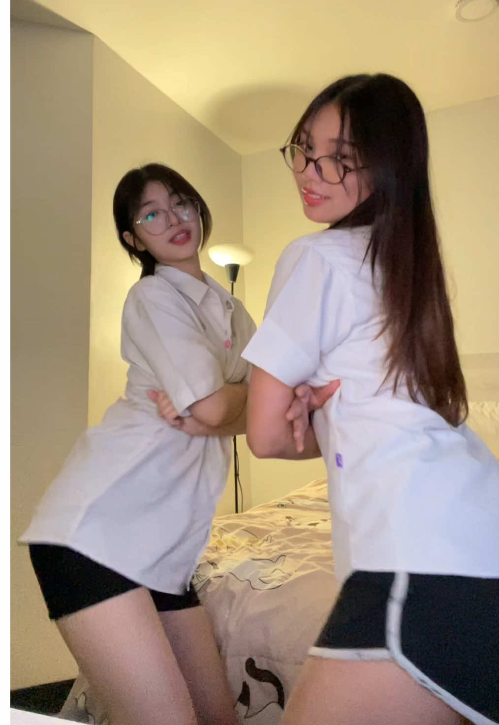 ในสองคนนี้ มีคนเดียวเท่านั้นที่เป็นเกย์