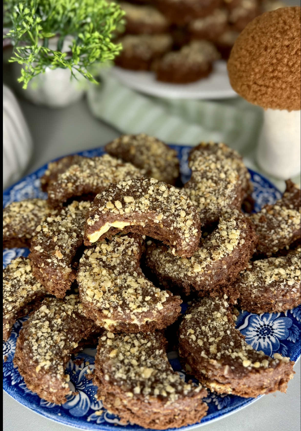 Prăjitură Semilună – atât de delicioasă, încât nu te vei putea opri din mâncat! Un desert spectaculos, cu blat pufos de cacao și nucă, o cremă fină de gălbenușuri coaptă ușor și o glazură bogată din ciocolată, lapte, nucă și unt.  📜INGREDIENTE Pentru blat: ■ 175 g unt moale ■ 100 g zahăr ■ 175 g făină ■ 40 g cacao ■ 10 g praf de copt ■ 50 ml lapte ■ 7 albușuri ■ 100 g zahăr (ptr. bezea) ■ Un praf de sare ■ Esență de vanilie  ■ Esență de rom  ■ 150 g nucă mărunțită Pentru crema de gălbenușuri: ■ 7 gălbenușuri ■ 175 g zahăr pudră ■ Esență de vanilie/rom Pentru glazură: ■ 200 ml lapte ■ 250 g ciocolată cu lapte ■ 100 g unt ■ 150 g nucă mărunțită ■ Esență de vanilie 📜MOD DE PREPARARE: 1.Blat 1️⃣ Mixăm untul moale cu 100 g zahăr până devine o cremă fină. Cernem făina, cacaua și praful de copt. Le adăugăm treptat peste crema de unt, alternând cu 50 ml lapte, până obținem un aluat omogen. 2️⃣ Separat, batem albușurile cu un praf de sare. Când încep să se întărească, adăugăm 100 g zahăr și mixăm până obținem o bezea fermă. 3️⃣ Încorporăm bezeaua în compoziția de aluat, cu mișcări ușoare, de jos în sus. Adăugăm esențele de vanilie și rom, după gust. Încorporăm și 150 g nucă mărunțită. 4️⃣ Turnăm compoziția într-o tavă mare de cuptor (aprox. 30x40 cm) tapetată cu hârtie de copt. Coacem la 180°C, aproximativ 20 de minute, până trece testul cu scobitoarea. Lăsăm blatul să se răcească complet în tavă. 2. Crema de gălbenușuri 1️⃣ Batem gălbenușurile cu zahărul pudră până devin cremoase și deschise la culoare. Adăugăm esența de vanilie. 2️⃣ Turnăm crema de gălbenușuri crude peste blatul complet răcit și o nivelăm. Dăm tava din nou la cuptor, la 180°C, timp de 10 minute, cât să se fixeze crema (nu trebuie să se rumenească). Scoatem și lăsăm la răcit complet. 3. Glazura: 1️⃣ Încălzim 200 ml lapte într-un vas, fără a-l fierbe. 2️⃣ Adăugăm 250 g ciocolată cu lapte și 100 g unt, amestecând până se topesc complet. 3️⃣ Adăugăm esența de vanilie și 150 g nucă mărunțită. Turnăm glazura răcorită peste crema coaptă și răcită și nivelăm frumos. O băgat la frigider pentru 3 ore. Decupăm prăjitura în semilune. Păstrează-le într-un loc răcoros #prajiturasemiluna #semiluna #Recipe