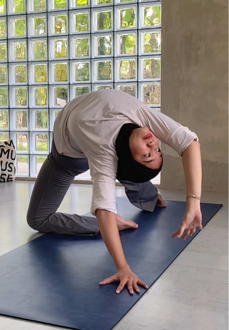 creative vinyasa🤍🕊️🫶🏼. walaupun tau bakal seperti pendidikan di barak militer, tapi gak pernah kapok untuk ikut kelas ini🍃💆🏻‍♀️🫶🏼. 📍 duabelas space (yogyakarta).  . #yoga #yogapose #yogayok #yogajogja 