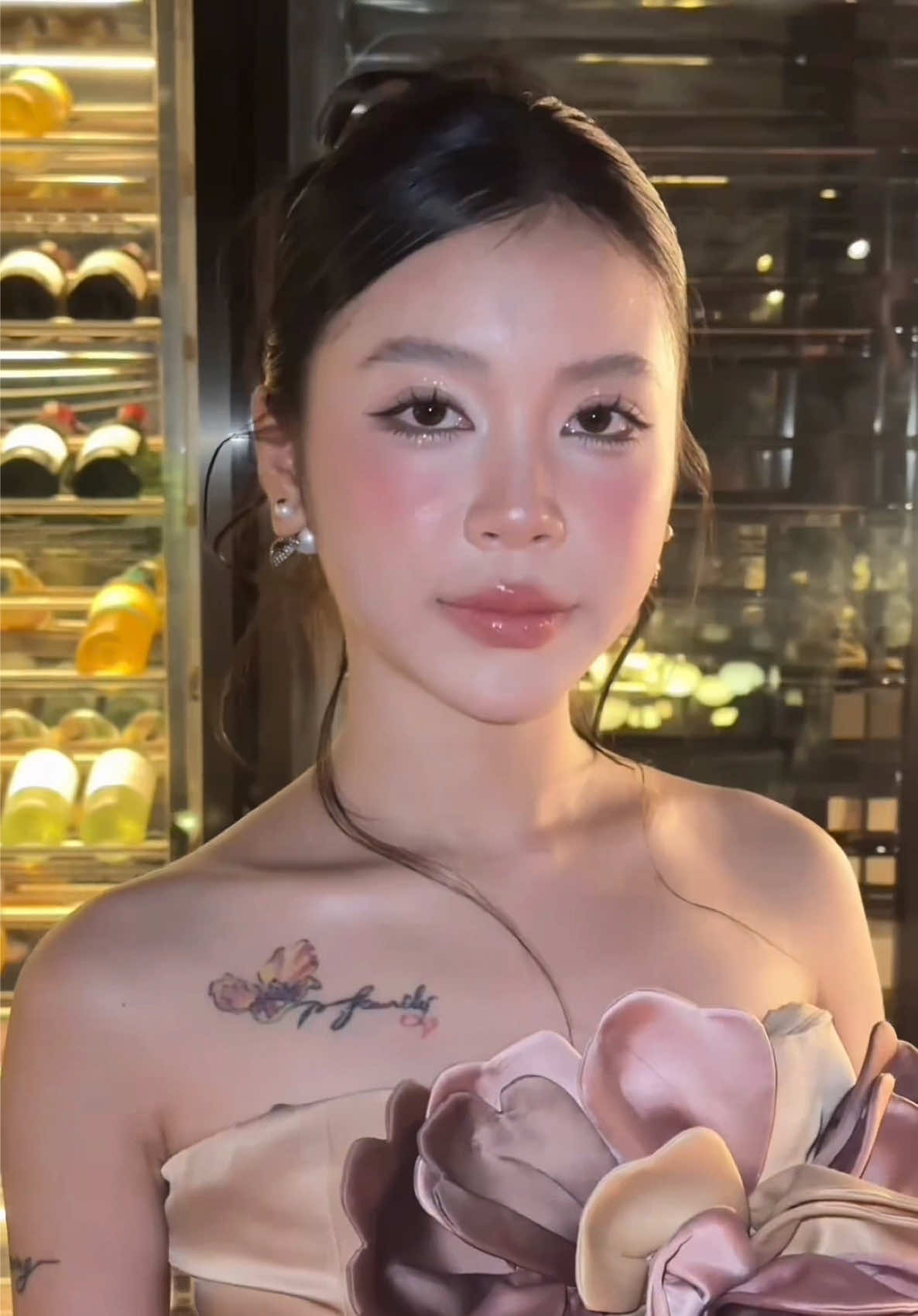 Một chút thay đổi cho e khách, Để mái bằng bao năm, Hôm nay gặp chị Make up biến hình thành mái ko bằng nữa🤭🤭 Mn cùng xem một buổi làm việc của Huyền Tina nhé💄  #makeuphalong #dulichhalong #makeuptiec #makeup #xuhuong 