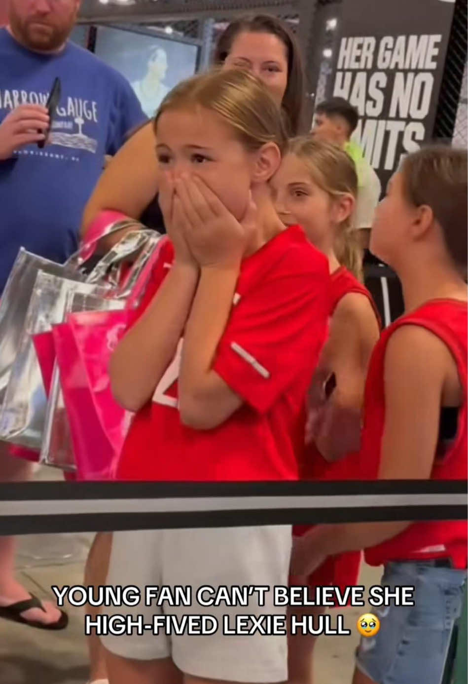 The children will never forget this moment❤️#MeetYourHero #SportsDreams #FanLove #AthleteInteraction #heartwarmingmoment