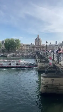 Pont des Arts Crédit video IG @vie_et_vadrouille Follow us on IG: @saintgermaindespres_org www.saintgermaindespres.org © Paris, Always an Amazing idea!  #saintgermaindespres #rivegauche #pontdesarts 