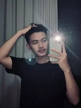 cara edit gemini ai dengan gaya selfi miror dicermin memakai iphone 16 1. ketik gemini ai  2. lalu klik (+) pojok kiri bawah Edit 3. salin prompt nya  prompt : buatlah foto ini sedang berfoto miror di kaca dengan menggunakan hp iphone 16 pro max dengan flash, sehingga menghasilkan foto yang aesthetic UNTUK FOTO UTAMA buatlah gambar yang diambil dengan seperti foto biasa, tanpa subjek atau properti yang jelas. foto tersebut harus memiliki sumber cahaya yang konsisten, seperti lampu kilat dan ruangan gelap, yang tersebar diseluruh foto. jaman rubah wajah foto tersebut. ganti latar belakang, di belakang orang tersebut dengan tirai warna putih. serta menggunakan baju kaos warna hitam muda dan model rambutnya jangan di ubah. #fyp  #fotopage #trend #geminiai #CapCut 