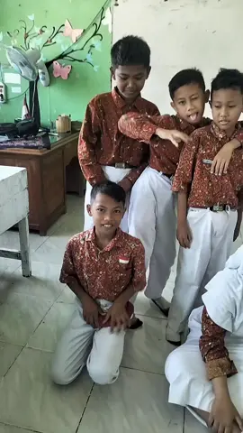 Senyuman Mahal Tahun 2025 #untukapalagi #uthalikumahuwa #cover #kelas6b #nostalgia90an 