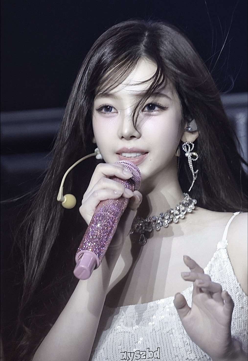 デビュー前に 「ビジュアルが特別良いわけでもないし、スタイルがめっちゃ良いわけでもないし、ダンスが得意なわけでもないし。」 ｢じゃあ私ってメインボーカルなんだなって｣ ｢でもニンニンの歌を聞いた時 うますぎて｣ 「本物の歌手じゃん…｣ ｢えっ、なにこれ、、｣ 一気に自身がなくなり、一気にダンスに力を入れ始め。 ダンスの先生からもダンスで選ばれたウィンターと双壁。と褒められるようになった。 カリナを知ってaespaを推し始めた。 #karina #aespa #fyp #fypシ゚ 