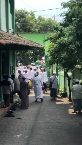 perosesi solat jenazah dan pemakaman morubbi ruhina sayyidil walid alustad alhabib umar bin muhsin alatas yang di hadiri oleh ustad taufiq assegaf dan para habaib kyai  dan ribuan masyarakat #pemakaman #habaib #ulamaindonesia #rameinyuk #fyppppppppppppppppppppppp 