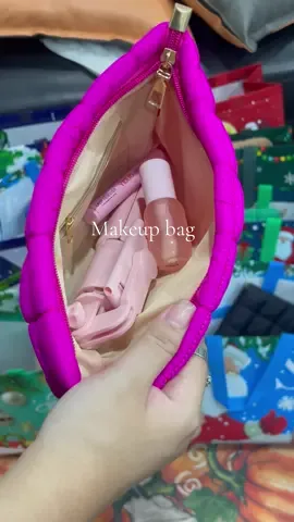 these come in so many cute colors, it's hard to just pick one! & they're so cheep,Linked here & in my showcase#pufferbags #pufferclutch #makeupbag #tiktokshopcreatorpicks #fallaesthetic