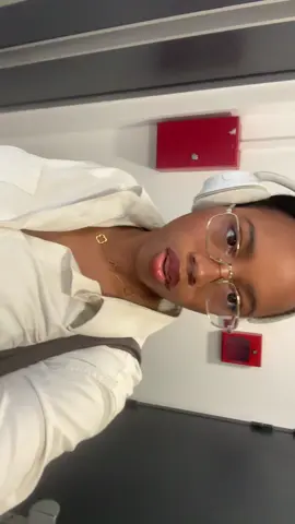 🧍🏽‍♀️✨💅