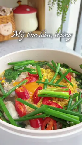 Mưa gió thế này thì ăn tạm bát mì tôm hàu trứng này thoyyyyyyyyy nhaaaaaaa #mytom #cooking #ankhuya #nauancungtiktok #venhaancom 